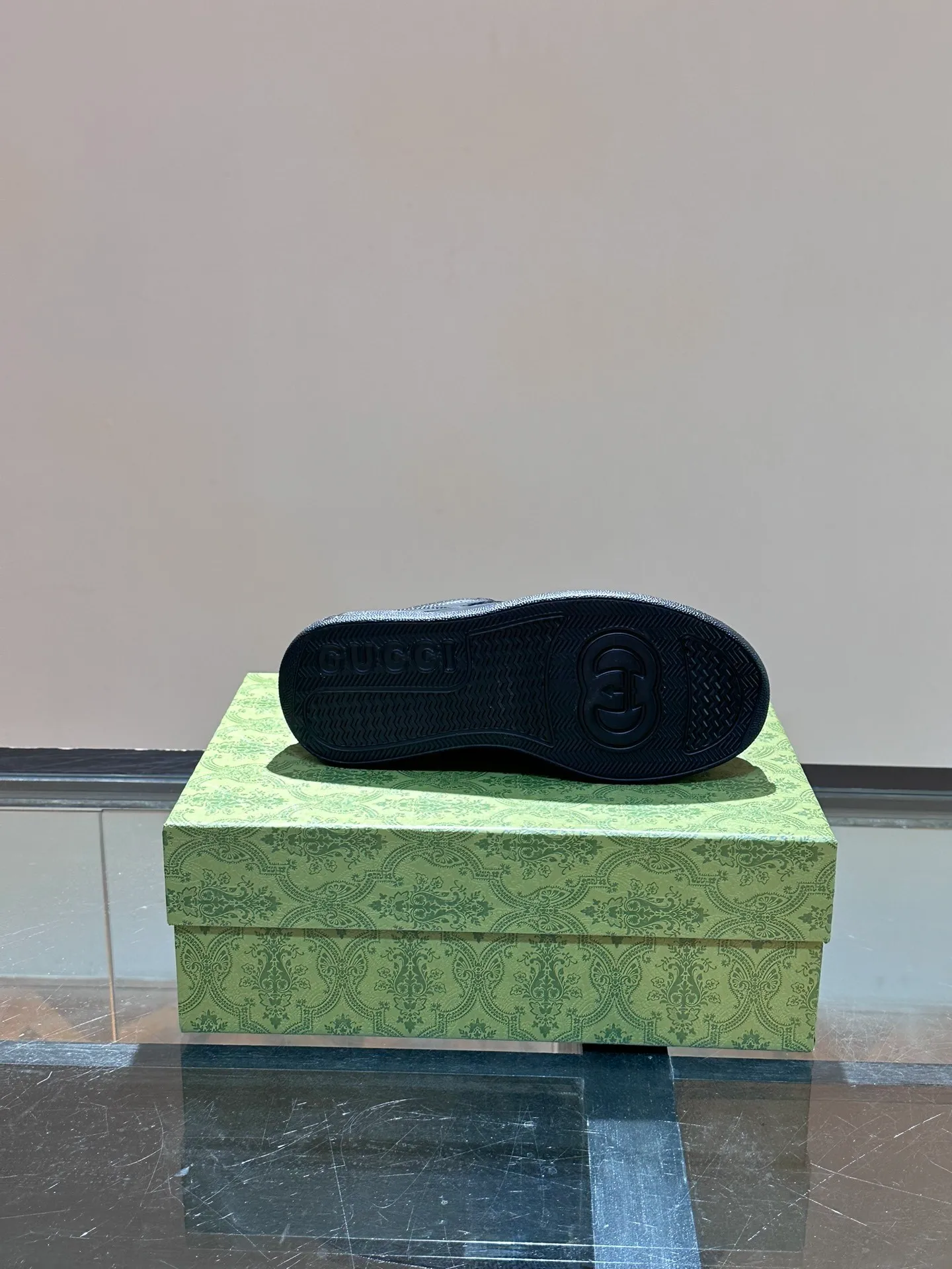 P640 Gucci men's thick-soled biscuit shoe sneakers. This sneaker adopts a thick-soled structure and cleverly uses the three elements of appearance design, color matching and material to show a retro style. The shoes are made of Demetra, a black sustainable material containing at least 70% renewable plant raw materials (viscose fiber, wood pulp, bio-based polyurethane), with a rubber sole. The Gucci web print adds a signature touch to this piece. Thick soles add 5cm to your height and instantly enhance your aura when worn!  Size: 38-44 (38 45 customized)
